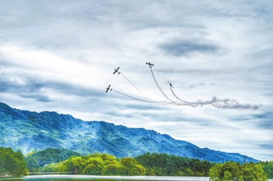 特技飞行队空中“炫技” 龙水湖上空演绎“速度与激情”