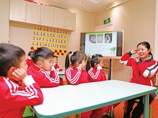 大足城区一幼儿园的老师正为小朋友讲解耳朵构造