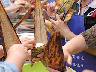 棠香街道金星社区开展“我们的节日--端午节包粽子比赛”活动