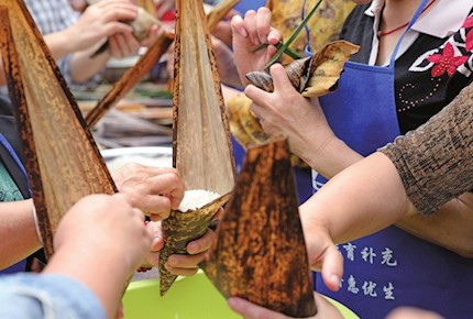 棠香街道金星社区开展“我们的节日--端午节包粽子比赛”活动