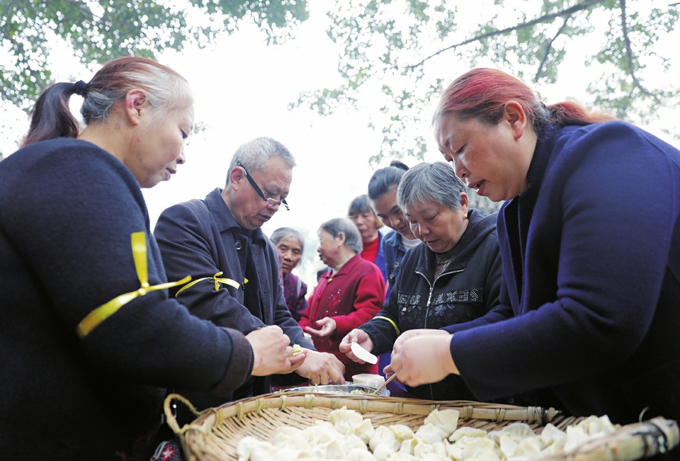 　　10月26日，棠香街道海棠社区老人们正在包饺子。当日，棠香街道举办以“发扬敬老爱老、倡导我运动我快乐”为主题的重阳节活动，组织辖区老人开展老少同乐包饺子等趣味活动，并为老人们赠送了油、香皂等生活用品。记者黄舒通讯员孙怡摄
