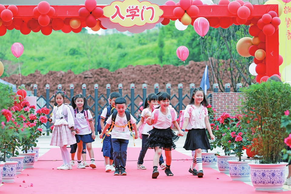 新建的香国小学内,孩子们开开心心地来到新校园