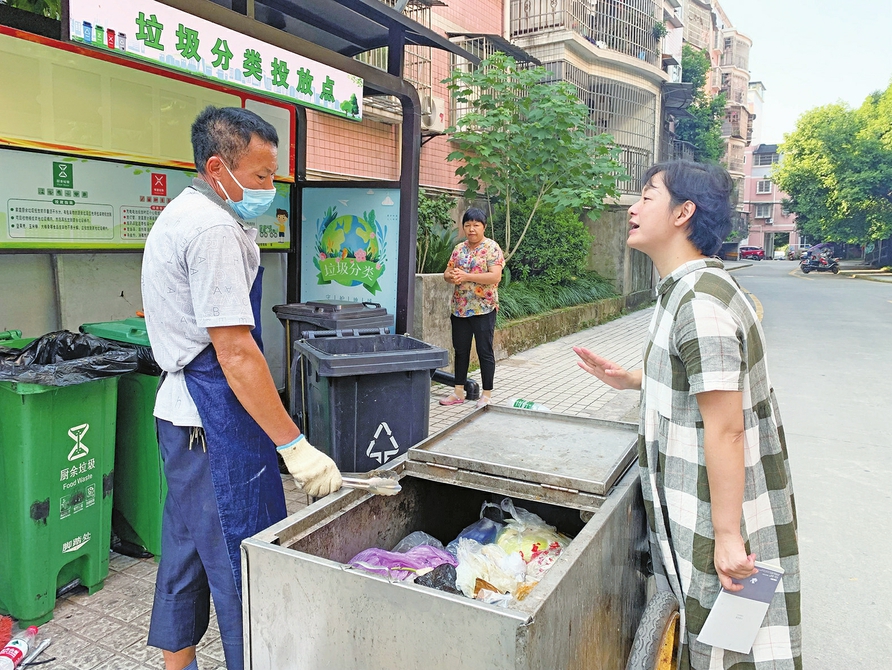 米雪梅（右）和社区群众交流。
