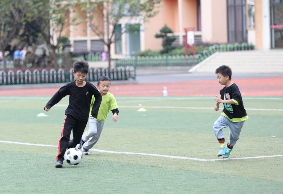 海棠小学学生在操场上踢足球