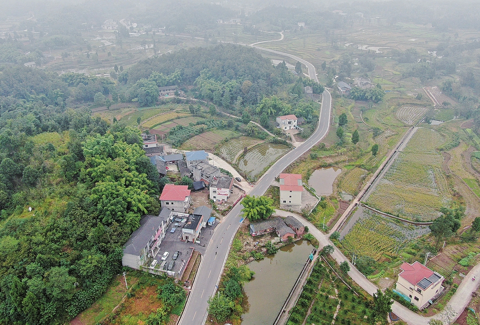 龙石镇公路建设解决通行难