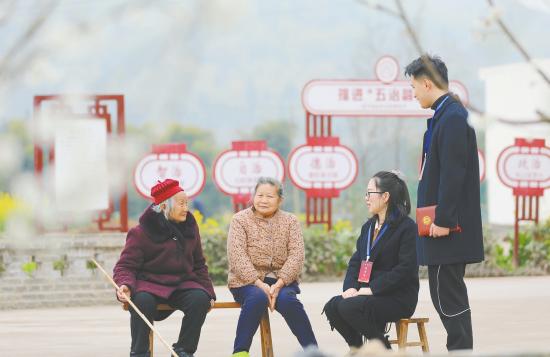 大足纪检监察干部在高升镇旭光村向村民了解情况（资料图）。新渝报记者黄舒摄