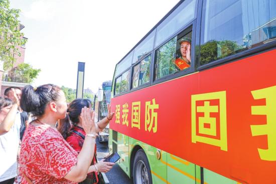 入伍新兵奔赴军营，向家人和乡亲挥别。