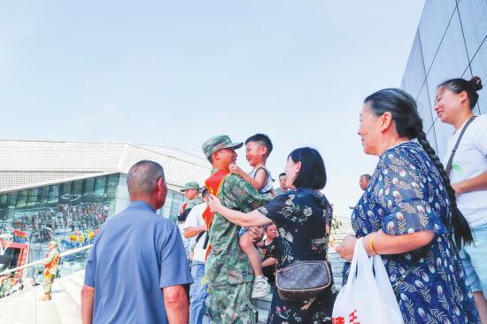 入伍新兵临行前与家人告别。