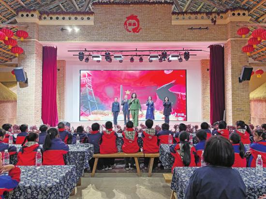 回龙镇在乡村剧场开展2025年“我们的节日·清明”主题活动。 （回龙镇提供)