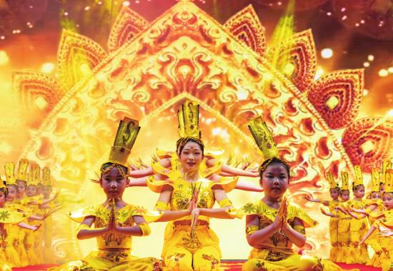 　　5月26日晚，大足区东城幼儿园举行庆六一文艺演出，《盛世欢歌》、《花开新时代》、《千手观音》、《中国少年》等一个个进场节目轮番上演，歌声、掌声、欢笑声汇成了欢乐的海洋。新渝报记者瞿波摄