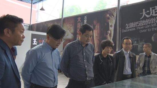 图为视察组在该校石雕石刻专业实训教室(中影渝凤文化传媒供图)