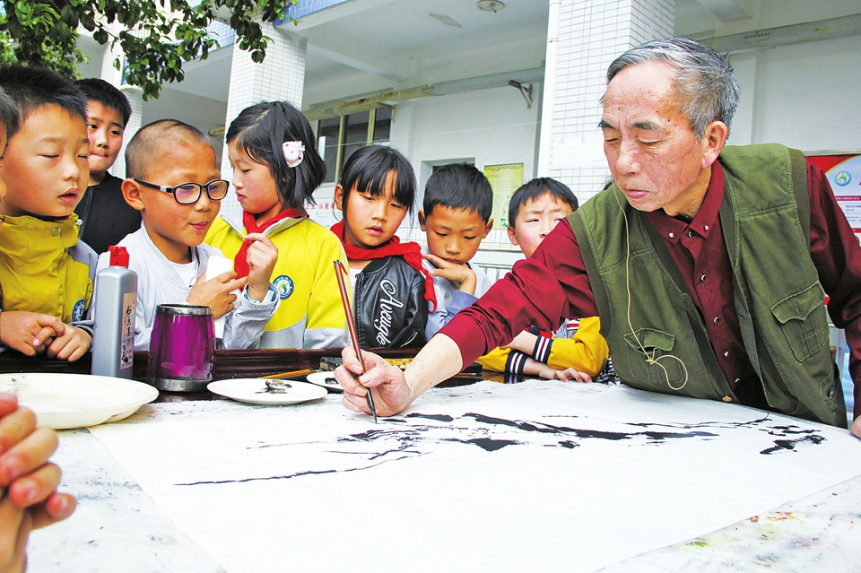 　　日前，经开区书画研究会启动了书画艺术进万家活动，会员们通过现场创作的方式，与经开区群众一起交流，弘扬和传承传统文化艺术。图为4月16日，黎高远、丁明倩、雷施刚等会员走进双桥实验小学，通过书写经典作品、楹联创作和国画等形式，为小朋友们播下种子。此前，会员们已经走进企业、社区开展活动，并将长期开展此项活动。 记者犹骥见习记者何柏江摄
