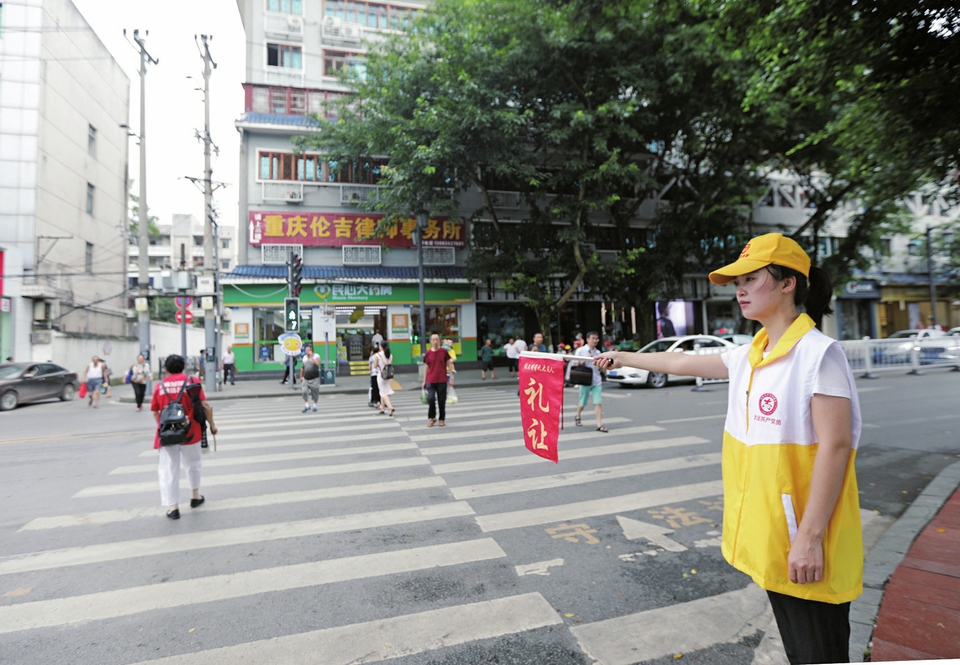 　　8月3日，城区北环一路中段一红绿灯处，志愿者正在引导市民文明过斑马线。当天，区融媒体中心开展“文明出行·礼让斑马线”志愿服务，组织多名志愿者在一环北路、二环北路等路段红绿灯处引导居民自觉遵守交通规则，养成良好文明的出行习惯。 记者黄舒摄
