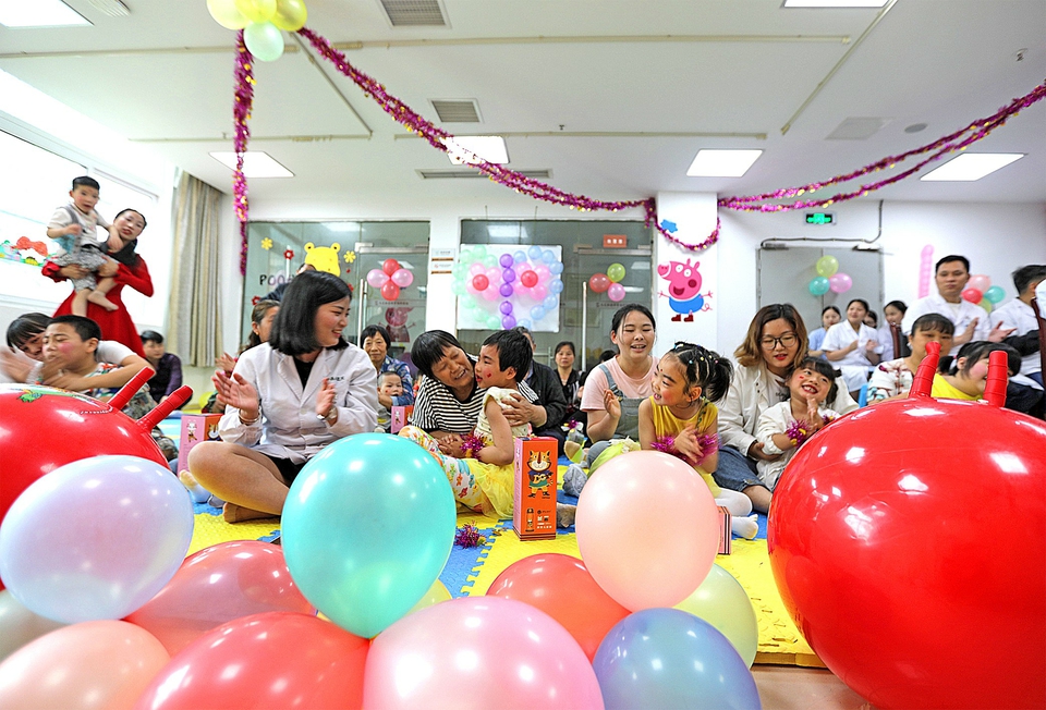 　　5月31日,郭昌毕骨科医院，21名患有先天性残疾的小朋友在家长和医务人员的陪同下，相聚一起通过歌唱儿歌、表演舞蹈、做游戏等活动，共度节日。在“六一”国际儿童节到来之际，我区积极组织各界人士陪留守儿童参观科技馆、赠送乡村儿童礼物、与残疾儿童互动游戏，将温暖送给孩子们。 记者黄舒摄
