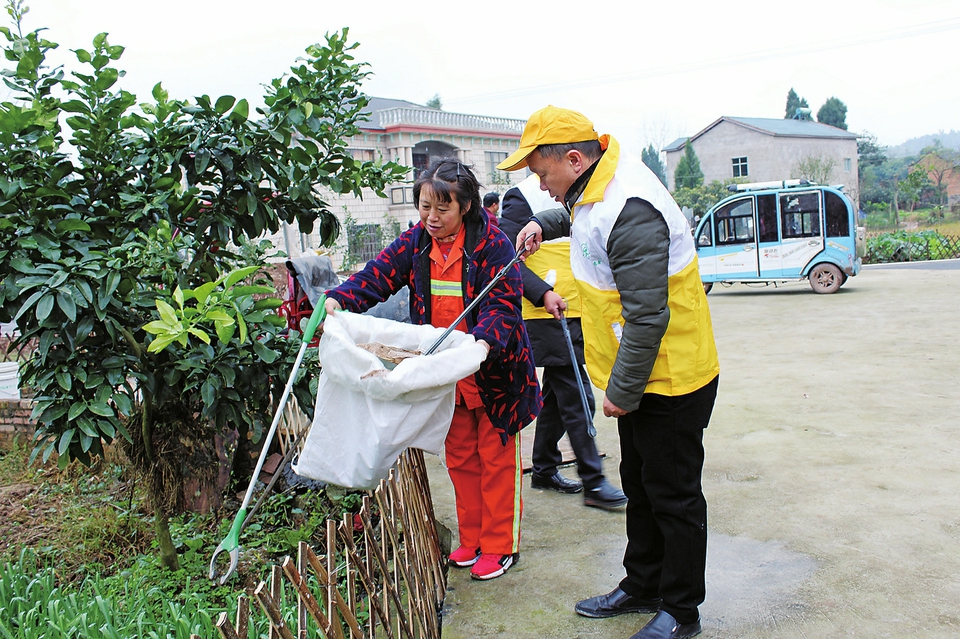 　　近日，高升镇全体机关干部、村（社区）干部、保洁员等100余人组成的志愿服务队前往旭光村三组，开展“一二七”助推活动。活动现场，志愿者们手拿扫帚、铁铲等清洁工具，对杂草丛生的庭院、散乱堆砌的柴草、便道两边的垃圾等进行清理，整理后的乡村环境大变样，让人赏心悦目。 记者王雨诗摄
