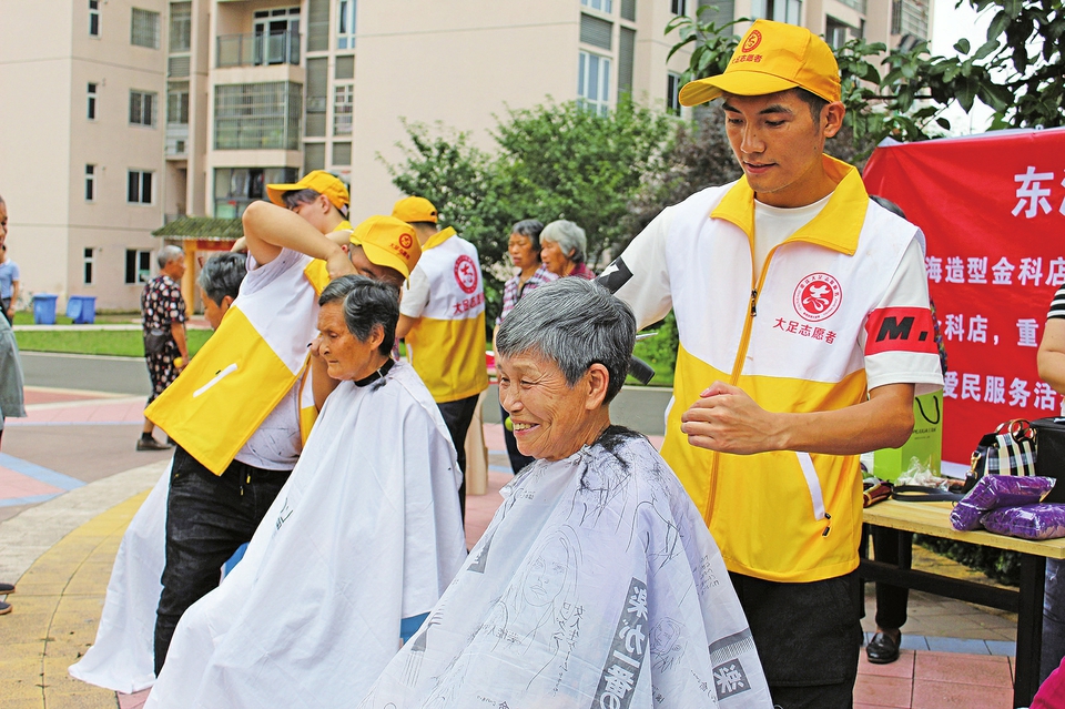 　　6月20日，位于棠香街道水峰社区的和谐家园内欢声笑语，热闹非凡。当天，重庆普华物业大足分公司联合相关单位，为居民们开展了爱心便民志愿服务活动。图为志愿者为居民理发。 记者王雨诗摄
