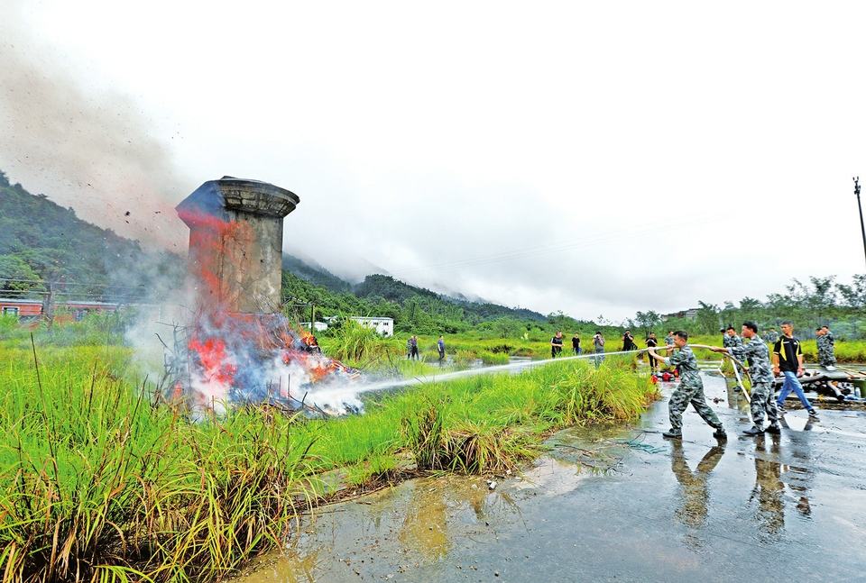 　　近日，区应急局、区林业局、通桥街道办事处联合在通桥街道新民村开展森林火灾预防应急演练。演练模拟森林突然起火，区林业局立即调动国有林场森林防火专业队、西山林场护林员、应急救援队等灭火扑救，大家通过熟练使用油锯、水泵、干粉灭火器等工具，最终成功快速地扑灭火源。 记者黄舒摄
