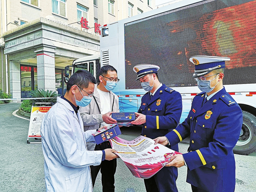 　　日前，消防支队的宣传人员深入我区疫情集中隔离点开展消防安全宣教活动。活动中，宣传人员再三叮嘱隔离点负责人，做好人员隔离管控的同时，要加强消防安全管理工作，切实做到防疫防火两不误。 记者张玮通讯员李川摄
