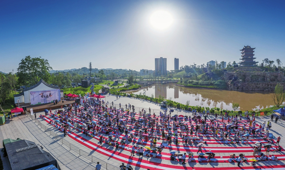 　　7月27日，“妙笔生荷花丹青绘海棠”百米画卷活动在香国公园举行，300多个家庭参与现场作画。作为第十届荷棠旅游文化节的系列活动，以大足海棠、太空荷花和美丽大足、幸福大足、富足大足等题材创作300多米的巨型画卷。记者罗国家摄
