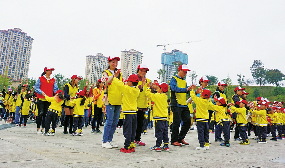 　　近日，南山幼儿园组织300多名幼儿及家长，在圣迹公园广场做起亲子健身操，传递“家人一起健身、共同拥抱健康”的理念，助力我区创建全国文明城区工作。目前，我区一家老少争当运动达人的家庭比比皆是，全民健身运动氛围浓厚。 记者邓小强摄
