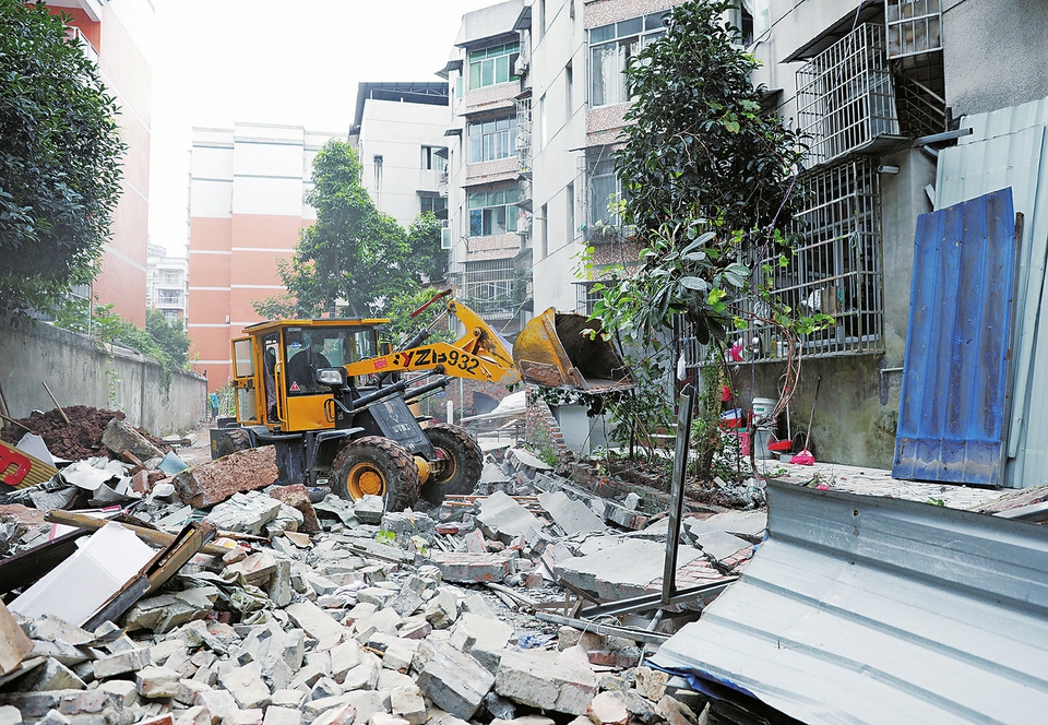 　　近日，棠香街道组织工作人员对东关22片区违法建筑进行拆除。据悉，今年棠香街道通过摸底排查决定对辖区约5万平方米的违法建筑进行拆除，拆除范围包含住房楼顶、外墙面以及地面乱搭乱建等建筑。目前已完成全年计划70%，下一步将对拆除范围进行地面绿化植补、楼顶统一美化等改造升级，让城市环境变得更加宜居。 记者黄舒通讯员孙怡摄
