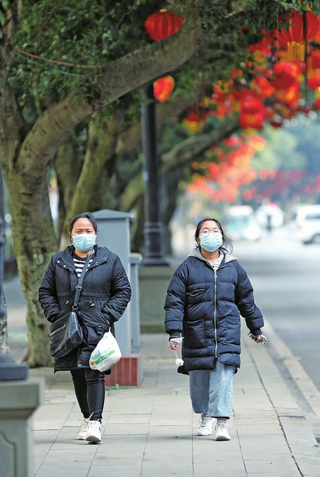 市民带口罩出行 记者龚果摄
