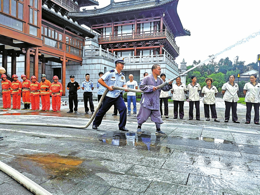 　　近日，区消防救援支队联合大足石刻研究院在宝顶石刻景区举行消防安全集中培训暨演练活动。
　　活动中，支队指战员通过不通知的形式，直接考查了大足石刻博物馆微型消防站“一分钟处置”“三分钟到场”“五分钟协同作战”的能力，充分展示了我区文物单位应对消防突发事件的能力。
　　记者张玮通讯员李川摄
