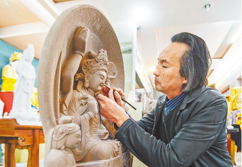大足石雕代表性传承人、市民协主席刘能风正在创作石雕作品