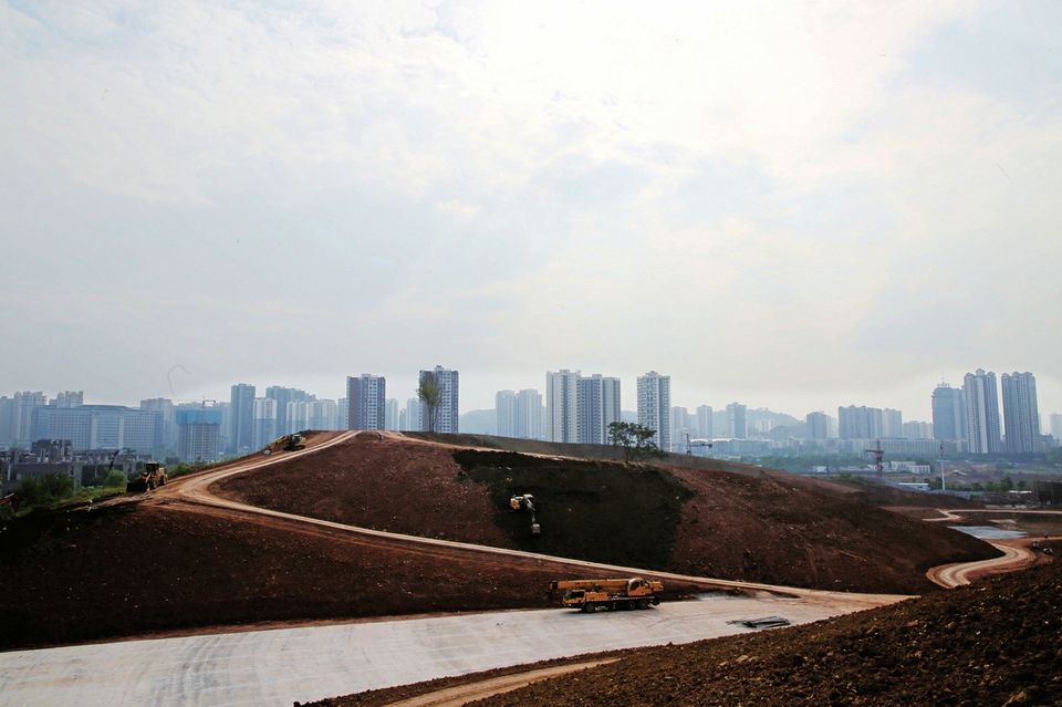 　　昨日，香国公园项目建设现场一派热火朝天的景象。香国公园是我区今年着力打造的集文化体验、休闲度假、休闲商业为一体的重点项目，自3月25日开工建设以来，各方齐心协力、攻坚克难，抢工期、抓进度，快速有序推进项目建设。目前，公园土石方已全部完工，部分道路、挡墙、堆坡塑型等基本完工，香霏阁、桥梁等关键性工程正在施工，部分景观石已运抵现场，苗木栽种即将入场。此外，儿童游乐设施设计、文化植入等工作同步推进。
　　记者谢凤摄
