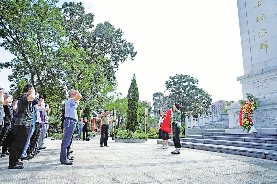 　　9月20日，区烈士陵园内，90名党员向先烈敬献鲜花，并重温入党誓词。当日，棠香街道党工委开展“不忘初心、牢记使命”主题教育，通过观看大足革命历史旧物、聆听革命先烈的英勇事迹等，激励大家不忘初心、砥砺前行。
　　记者 黄舒 通讯员孙怡摄
