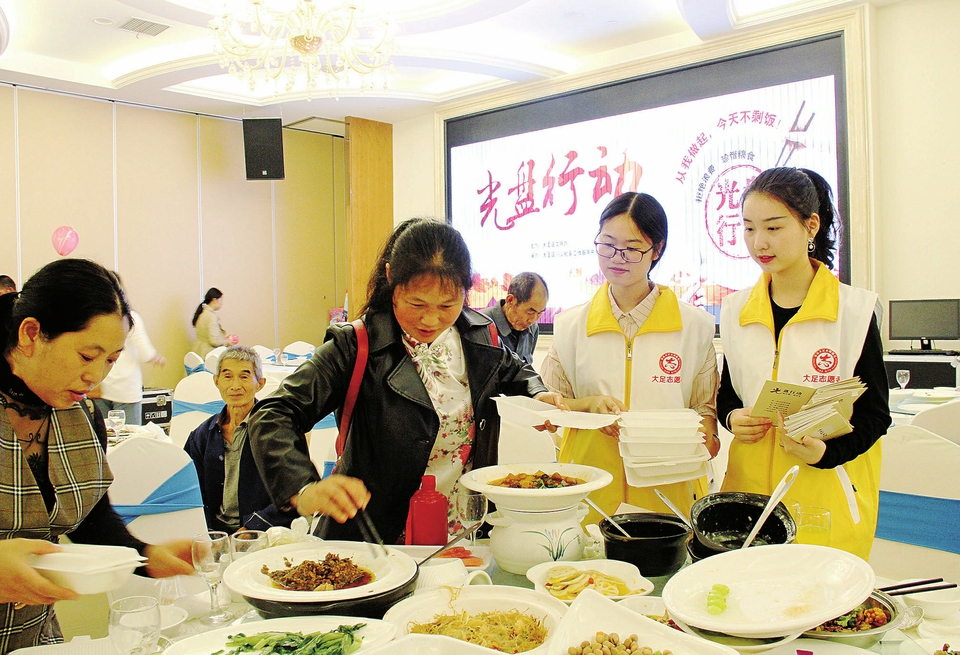 　　为普及餐桌文明知识，推广餐桌文明礼仪，10月12日，区精神文明创建办公室联合稀饭大王餐厅开展“光盘行动”推广活动，鼓励消费者将吃剩下的餐食打包，引导消费者养成节俭生活习惯，得到广大消费者积极响应。图为志愿者正在向消费者宣传“光盘行动”相关知识，并为他们免费提供一次性打包盒。
　　记者张艳男摄
