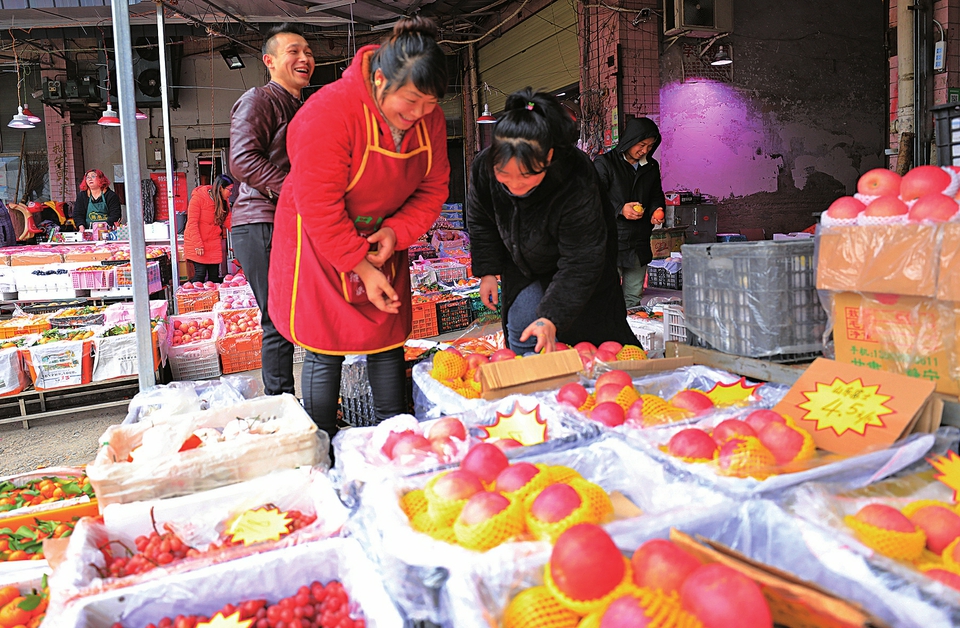 市民正在选购水果 记者黎刚强摄
