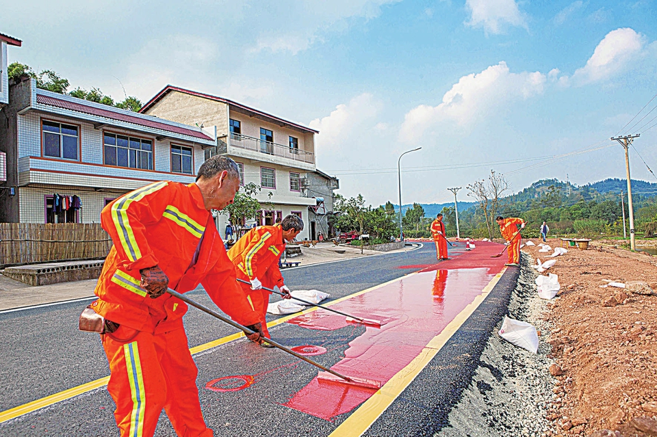 棠香人家乡村公路铺彩色步道
罗国家摄
