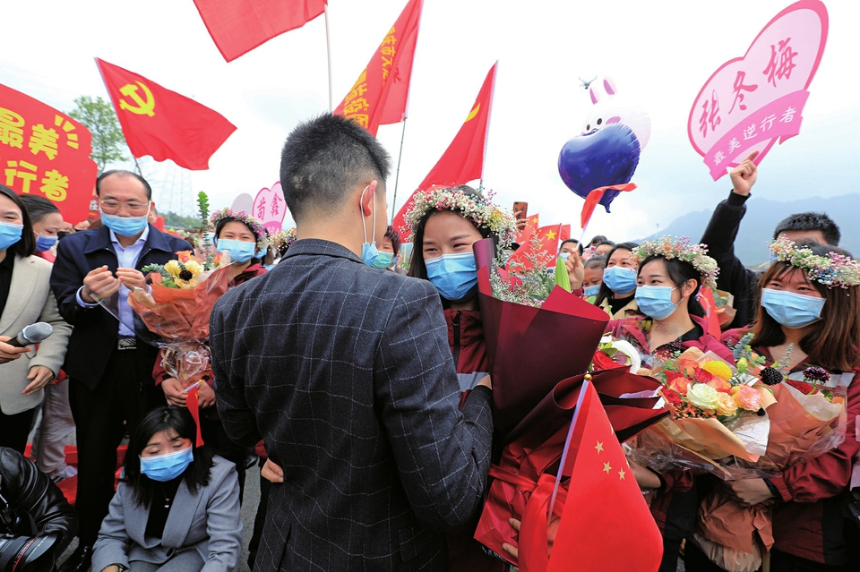 　　4月6日，大足第二批支援湖北医疗队员回家。在三环高速公路龙水湖下道口，一名小伙儿手捧鲜花，跪地向医疗队员女友陈远思求婚，得到了现场无数的掌声和祝福。 重庆日报特约摄影瞿波
