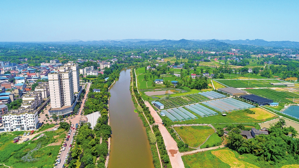 　　近日，碧波荡漾的三驱窟窿河像一条美丽的玉带交织在城市和乡村之间。据悉，玉滩湖窟窿河流域进行生态建设与修复工程后，建设了约5万平方米的河道生态湿地，有效控制了窟窿河干流的水环境污染，同时也让该河域的生态环境更加靓丽怡人。 记者瞿波黄舒摄
