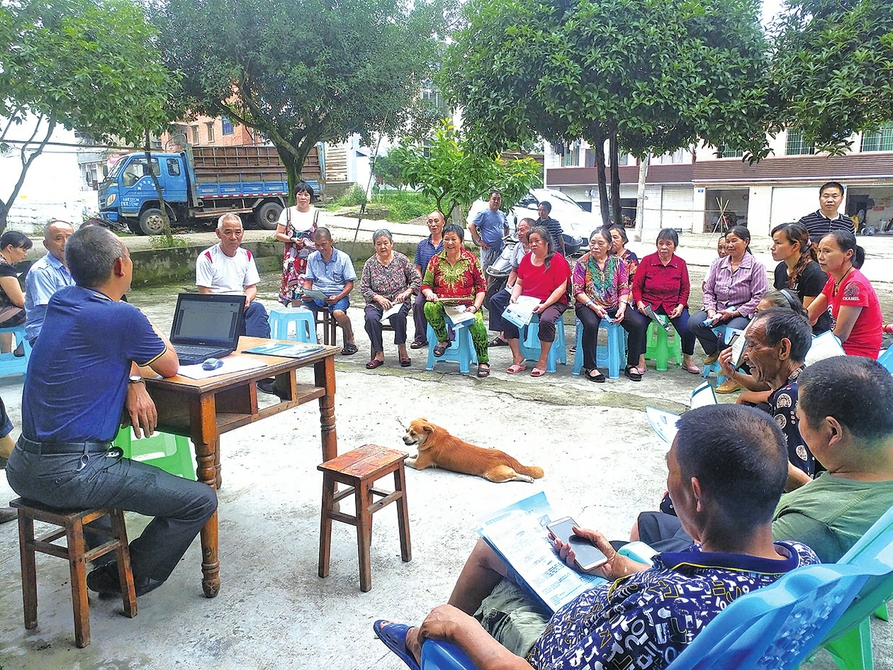 　　近日，通桥街道在茅店社区8个居民小组分别召开院坝会，向居民宣传农村人居环境整治工作，强化居民的主人翁意识，为下一步工作打牢基础。院坝会组织广大居民学习了相关文件精神，结合社区居民生活实际，对垃圾分类、卫生整治、旱厕整改、家禽圈养等方面的具体工作进行了详细讲解，号召居民主动参与、积极行动。
　　记者 犹骥 通讯员杨萍摄
