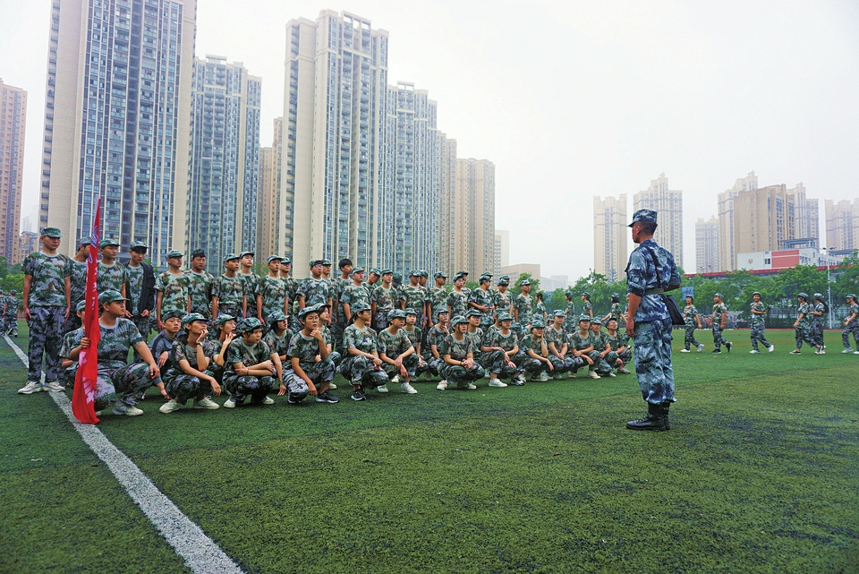 　　9月13日，大足二中高一新生开始为期一周的军训，1500名新生士气高昂，通过军训掌握基本军事操练动作，学习国防知识，接受爱国主义教育。近年来，在中小学校国防教育领域，军地融合进程加快，现役军人受邀进入区内高职院校和高中、初中学校训练新生，全区学生军训更趋专业化、规范化。 记者邓小强摄
