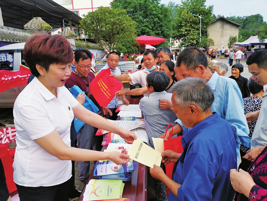 　　6月24日，宝顶镇利用国际禁毒日的契机，组织平安建设办、司法所等相关职能部门开展了远离毒品危害、抗疫防疫知识、公共法律服务等集中宣传活动，现场发放各类资料3000余份，解答群众法律法规及政策咨询40余条。同时，该镇从6月10日起，就组织村社干部和驻村干部走村入户深入开展国际禁毒日、公共法律服务等宣传，力争让远离毒品、依法维权意识深入人心。
　　记者王尚英摄
