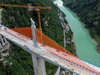 渝湘复线高速磨寨乌江特大桥进入桥面施工阶段