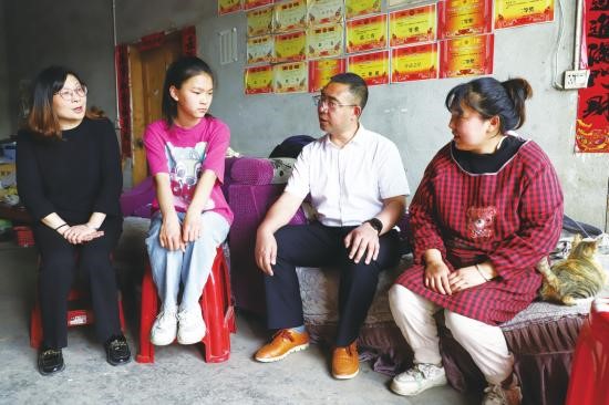 重庆市先进工作者陈友文： 当好乡村教育的“点灯人”