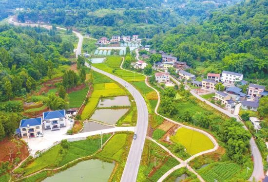 乡村公路串联成网