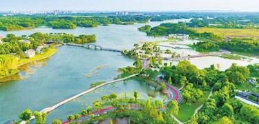 在国际文旅名城，白天游景区，夜晚看演艺