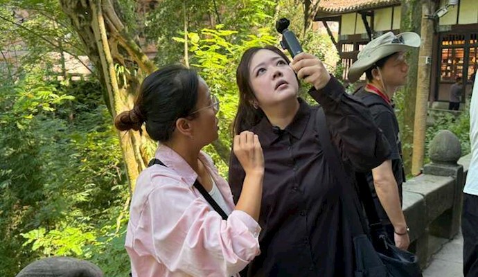 台湾网红团走进大足石刻 用镜头记录世界文化遗产