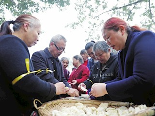 海棠社区老人们正在包饺子