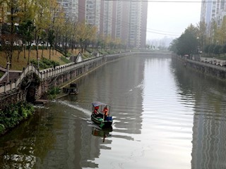 环卫工人正在濑溪河罗汉大桥段进行清理保洁