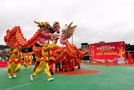 中敖镇社区干部群众载歌载舞欢庆建党100周年